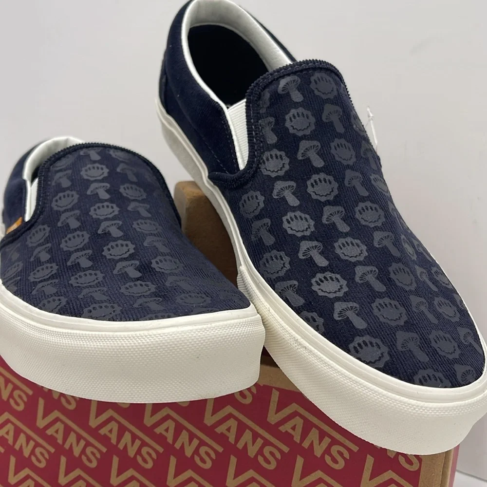 Vans Men’s Classic Slip-On
Trippy Cord Dark Navy
VN0A7Q5DDNV Sneakers - Picture 4 of 16